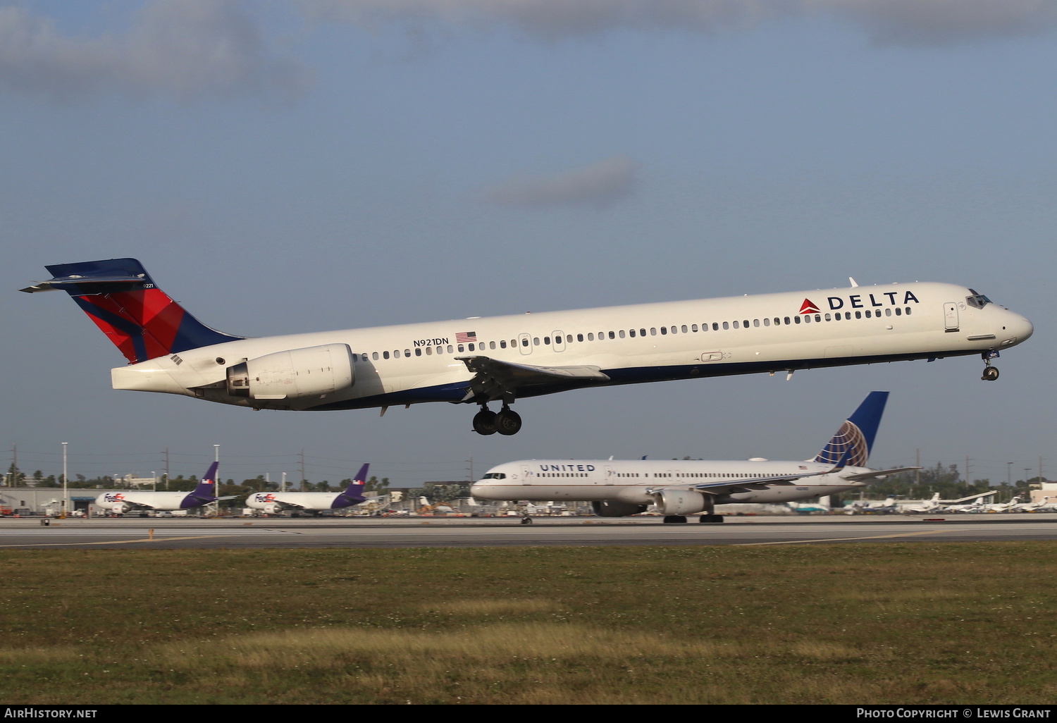 Aircraft Photo of N921DN | McDonnell Douglas MD-90-30 | Delta Air Lines | AirHistory.net #249775