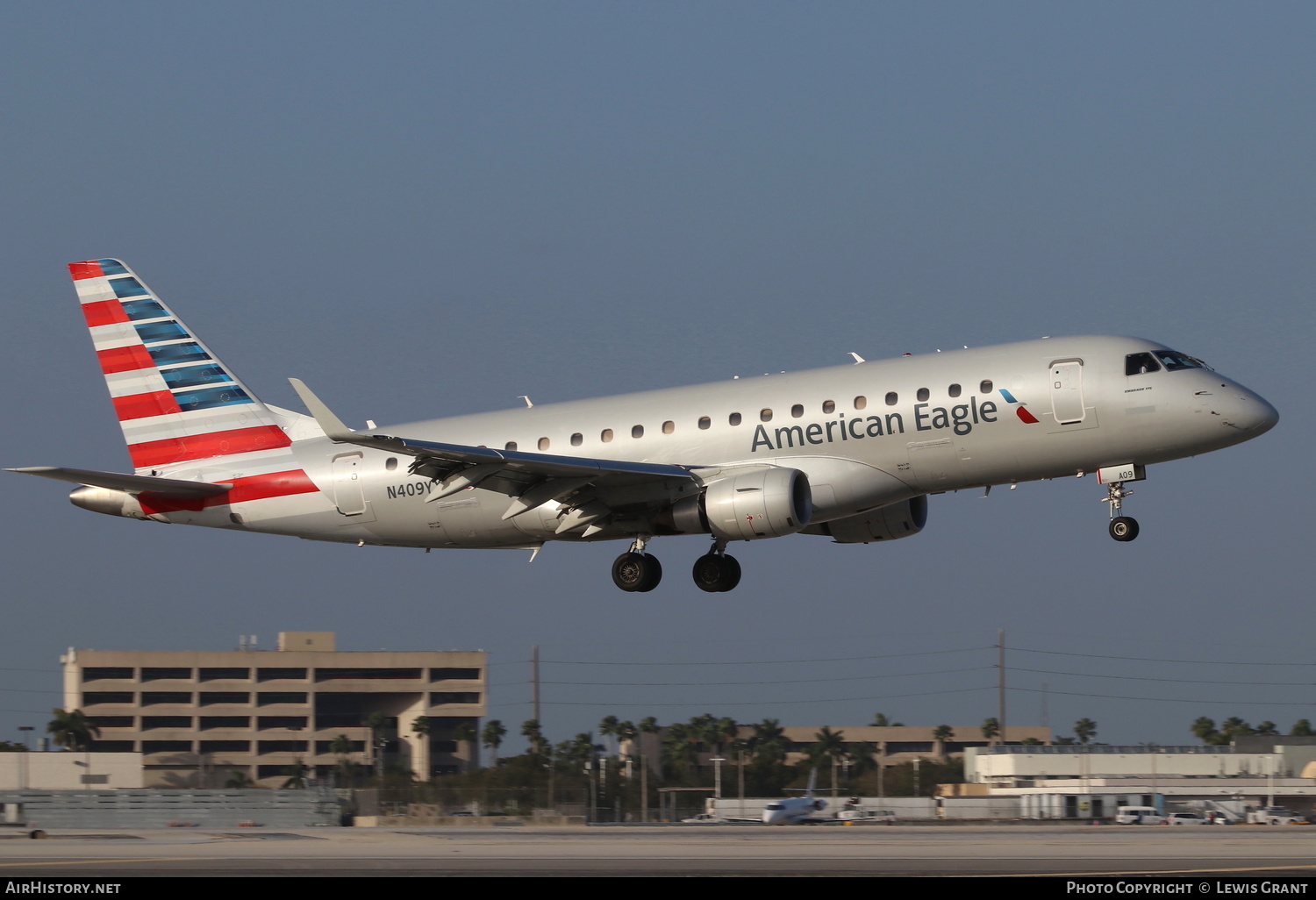 Aircraft Photo of N409YX | Embraer 175LR (ERJ-170-200LR) | American Eagle | AirHistory.net #249777