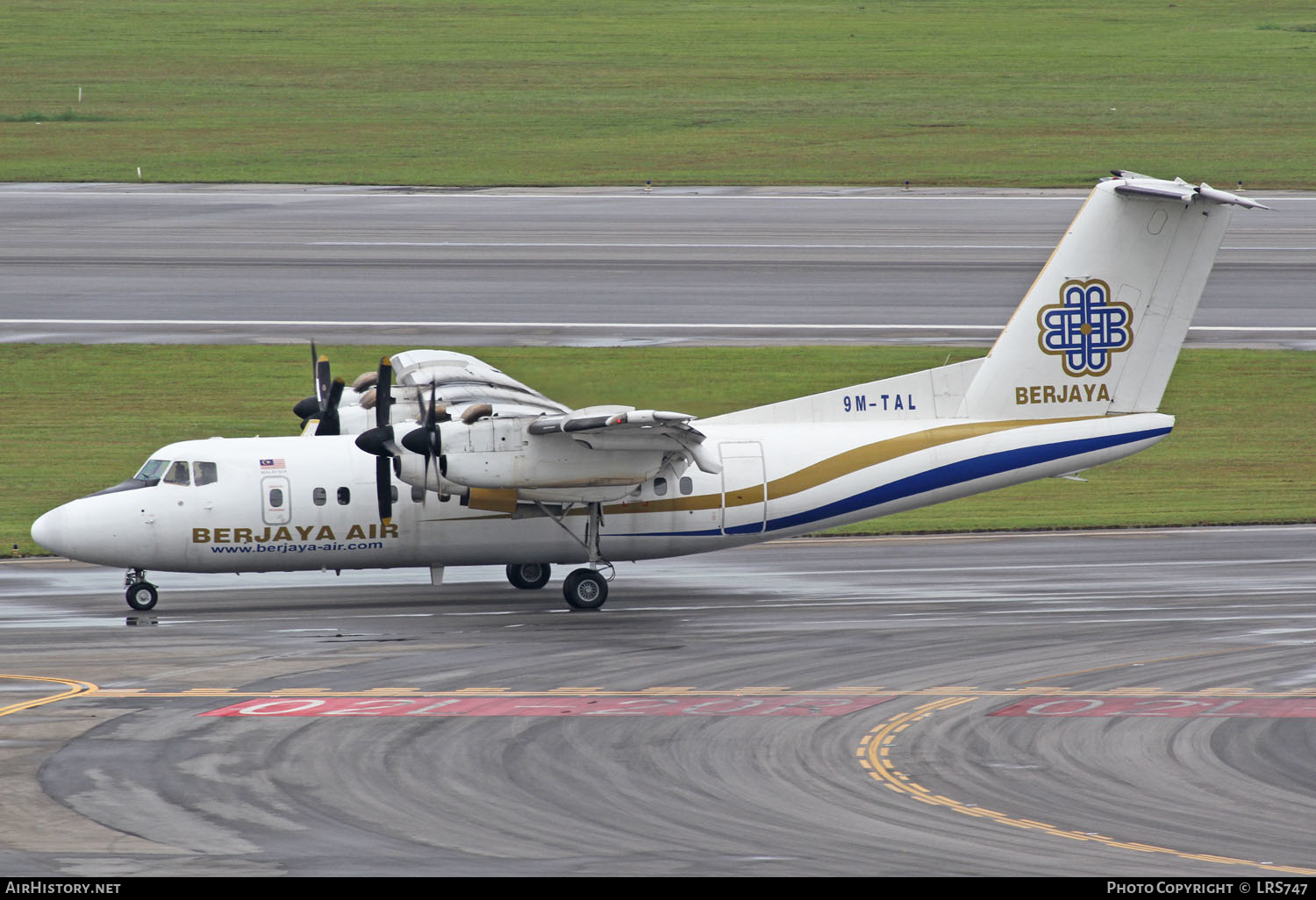 Aircraft Photo of 9M-TAL | De Havilland Canada DHC-7-110 Dash 7 | Berjaya Air | AirHistory.net #250896