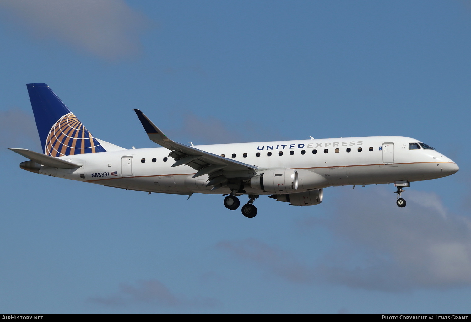 Aircraft Photo of N88331 | Embraer 175LR (ERJ-170-200LR) | United Express | AirHistory.net #251001