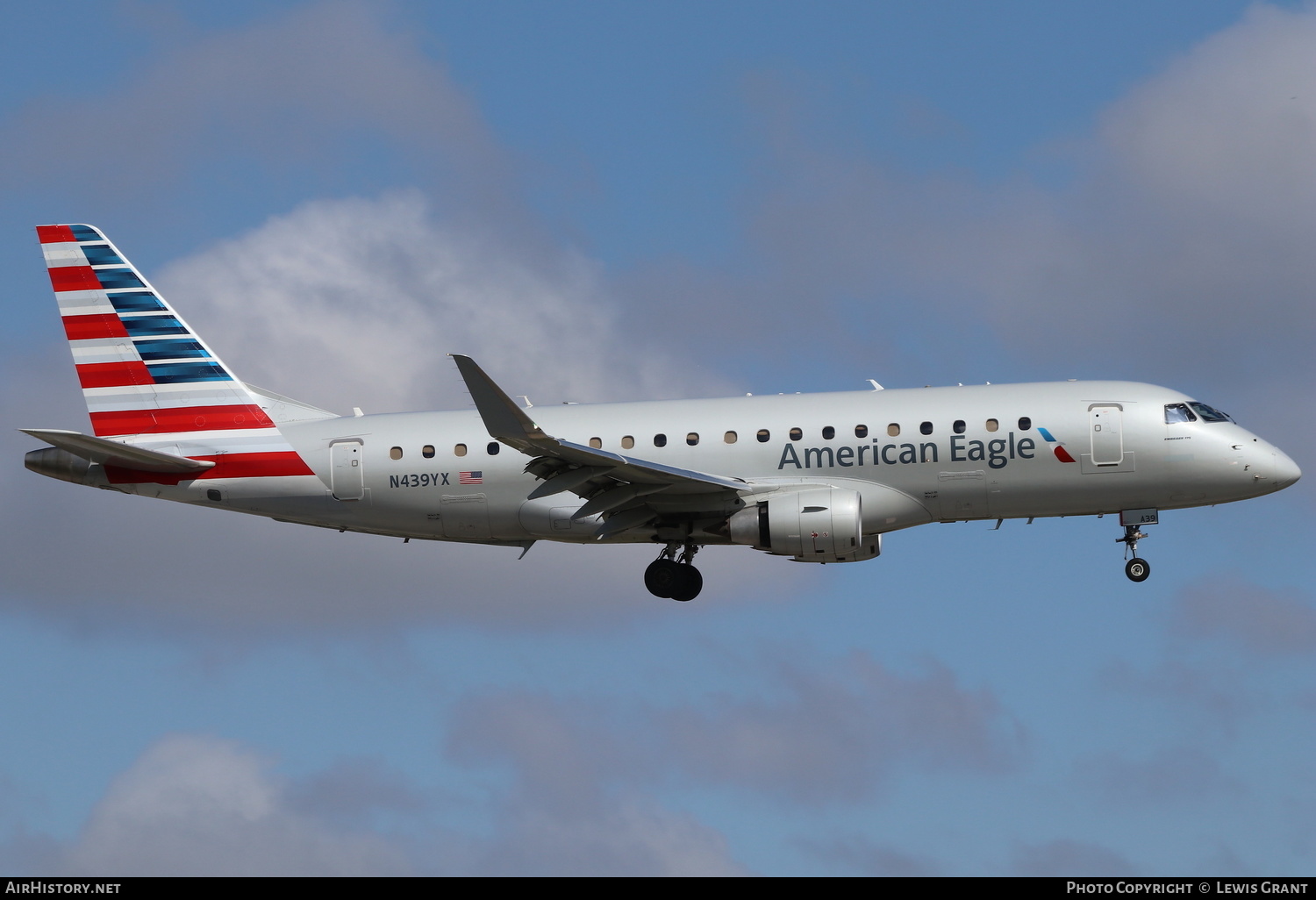 Aircraft Photo of N439YX | Embraer 175LR (ERJ-170-200LR) | American Eagle | AirHistory.net #251003