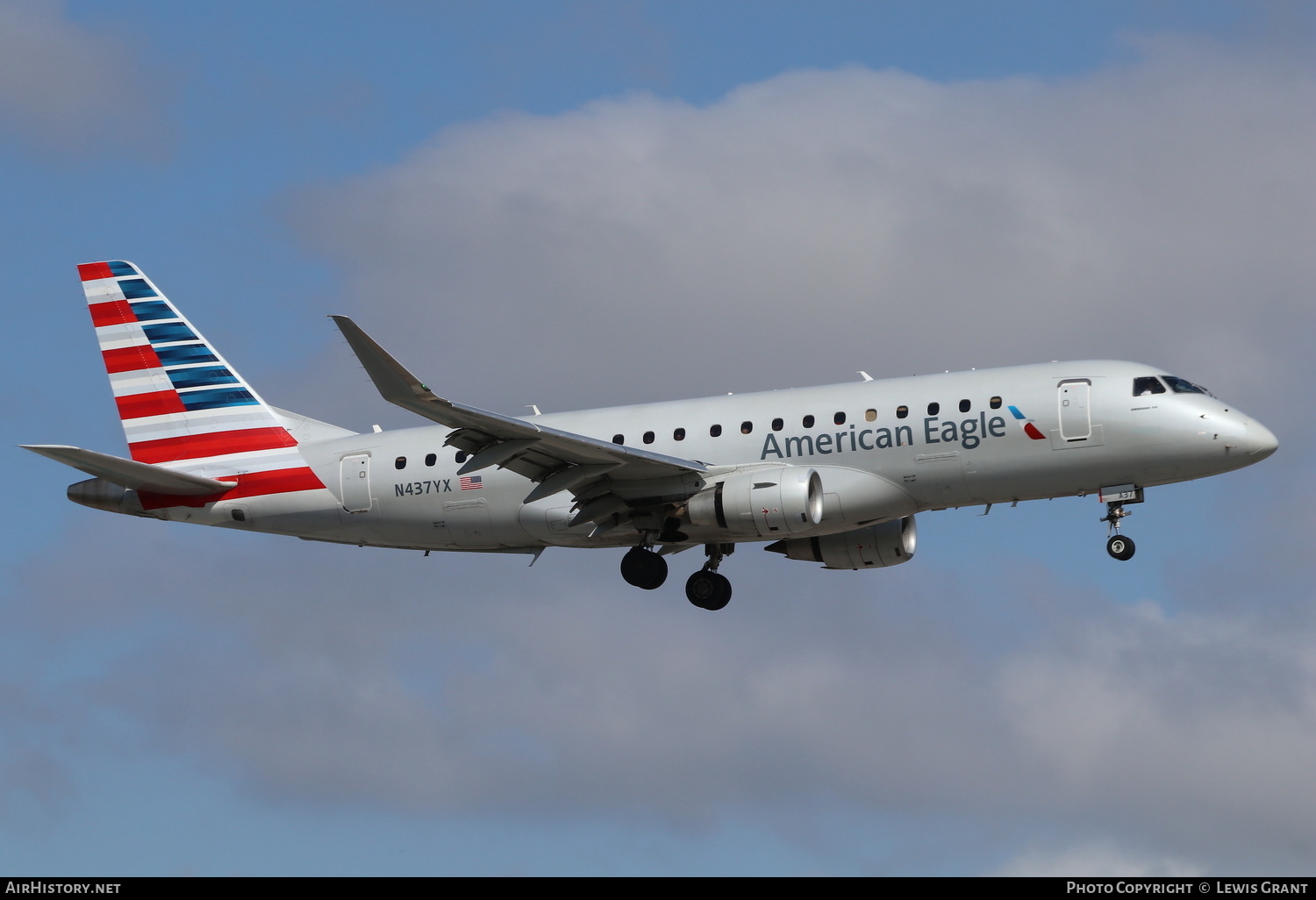 Aircraft Photo of N437YX | Embraer 175LR (ERJ-170-200LR) | American Eagle | AirHistory.net #251325