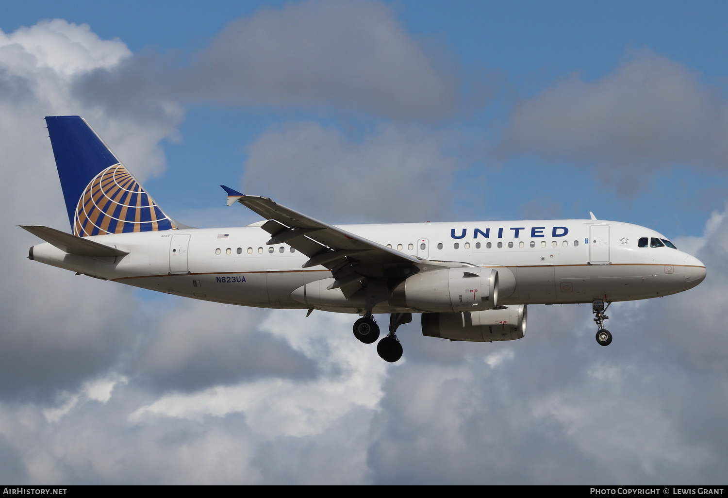 Aircraft Photo of N823UA | Airbus A319-131 | United Airlines | AirHistory.net #251327