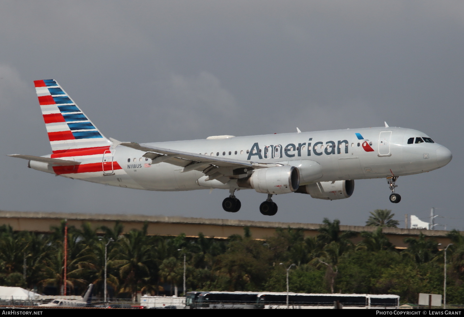 Aircraft Photo of N118US | Airbus A320-214 | American Airlines | AirHistory.net #253387