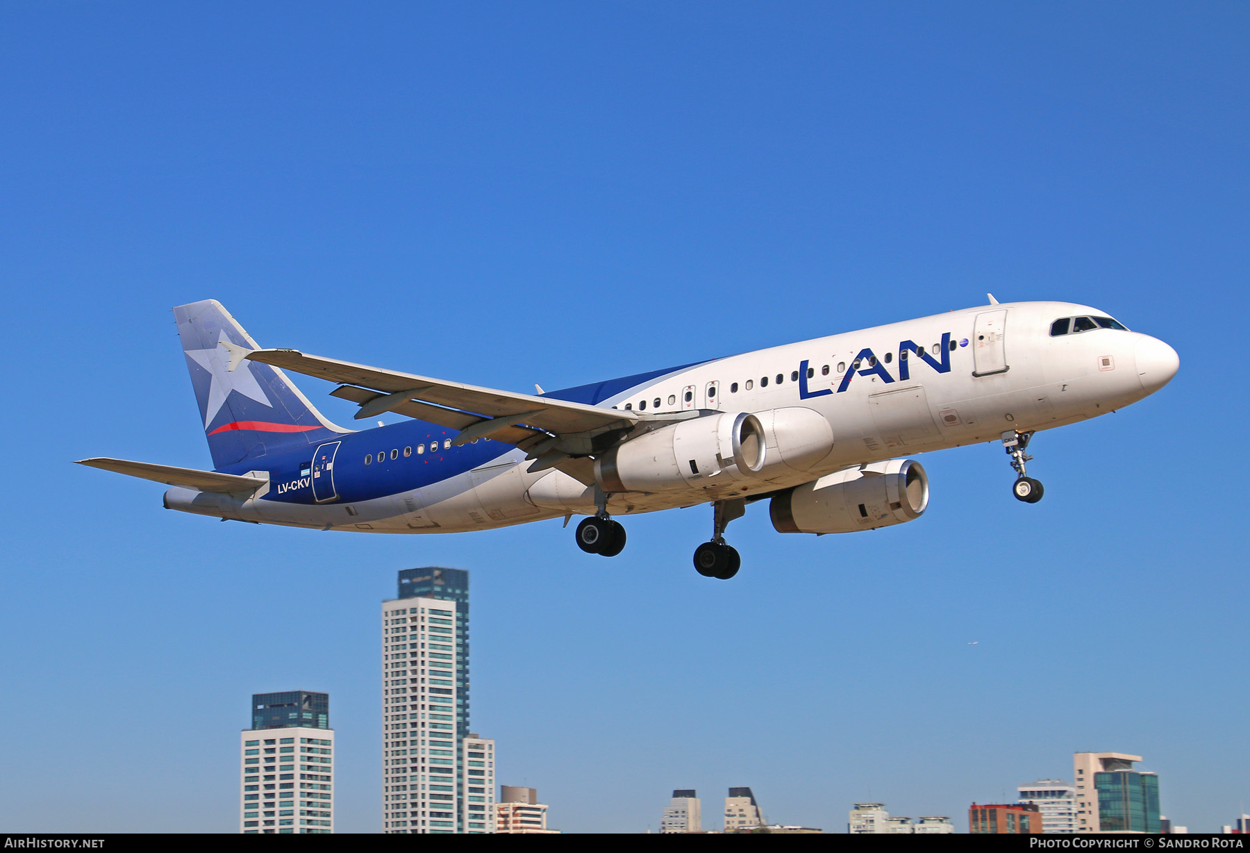 Aircraft Photo of LV-CKV | Airbus A320-233 | LAN Airlines - Línea Aérea Nacional | AirHistory.net #254963