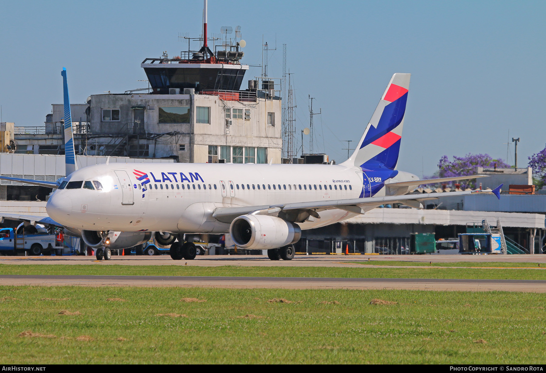 Aircraft Photo of LV-BRY | Airbus A320-233 | LATAM Airlines | AirHistory.net #255036