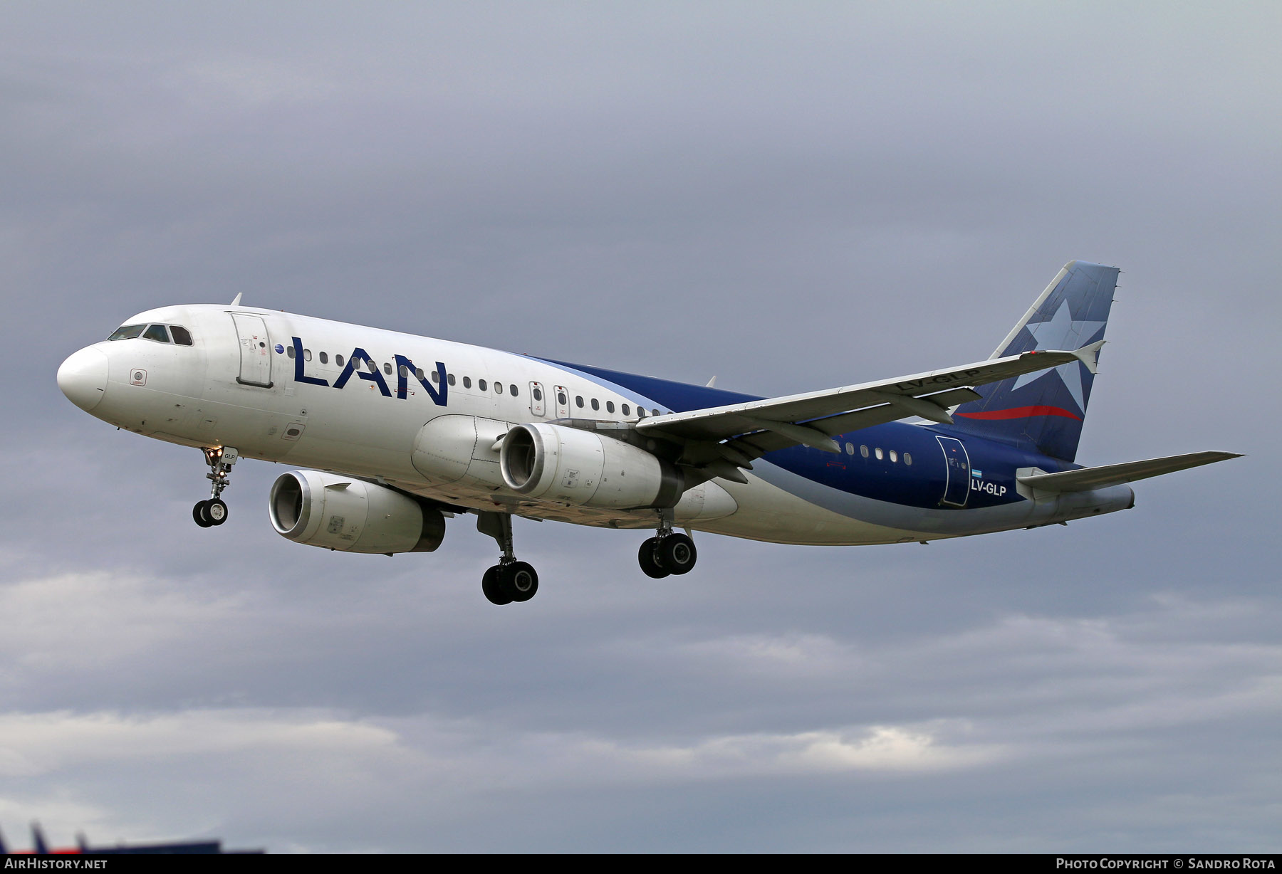 Aircraft Photo of LV-GLP | Airbus A320-233 | LAN Airlines - Línea Aérea Nacional | AirHistory.net #255037