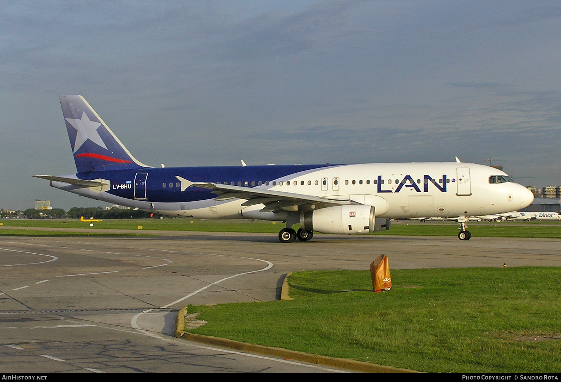 Aircraft Photo of LV-BHU | Airbus A320-233 | LAN Airlines - Línea Aérea Nacional | AirHistory.net #255090