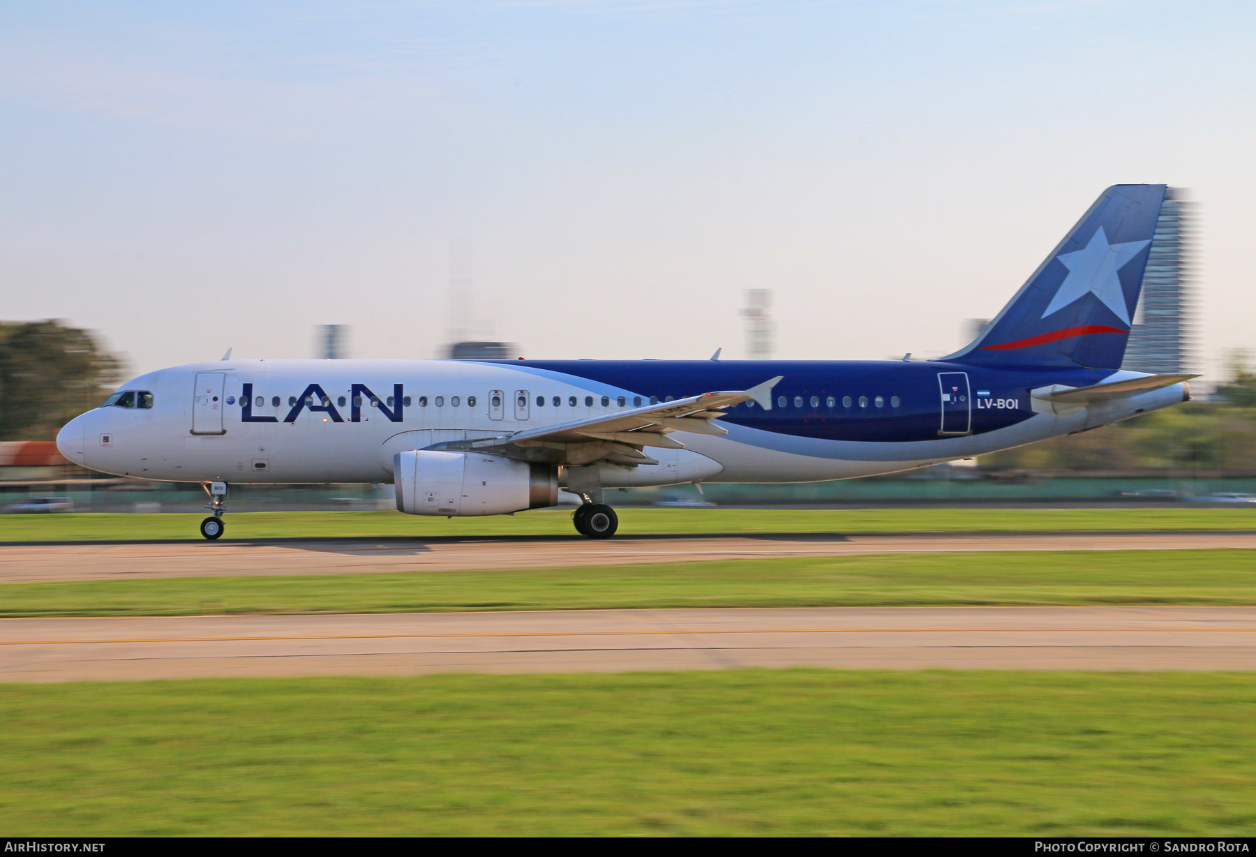 Aircraft Photo of LV-BOI | Airbus A320-233 | LAN Airlines - Línea Aérea Nacional | AirHistory.net #255105