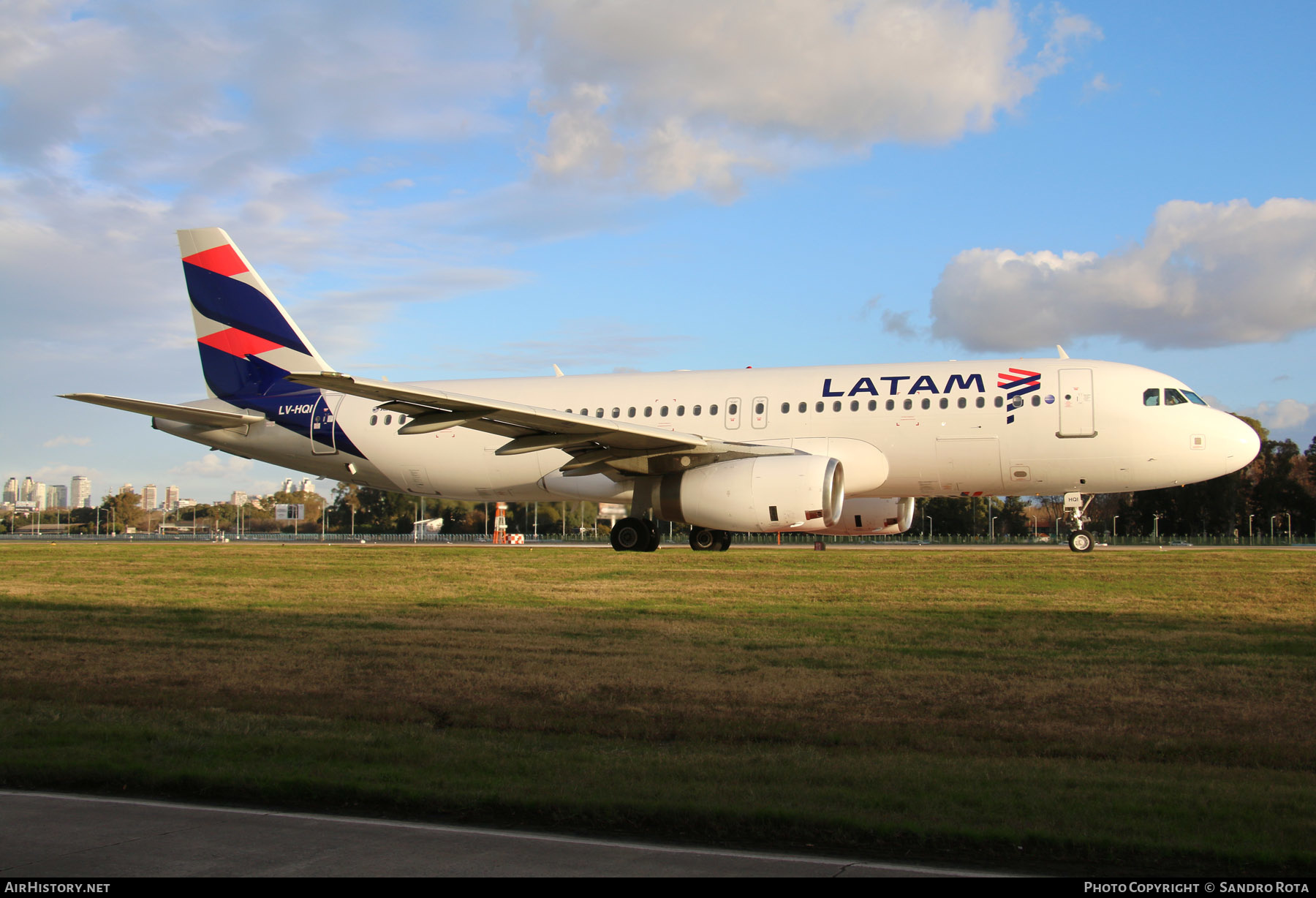 Aircraft Photo of LV-HQI | Airbus A320-233 | LATAM Airlines | AirHistory.net #255134