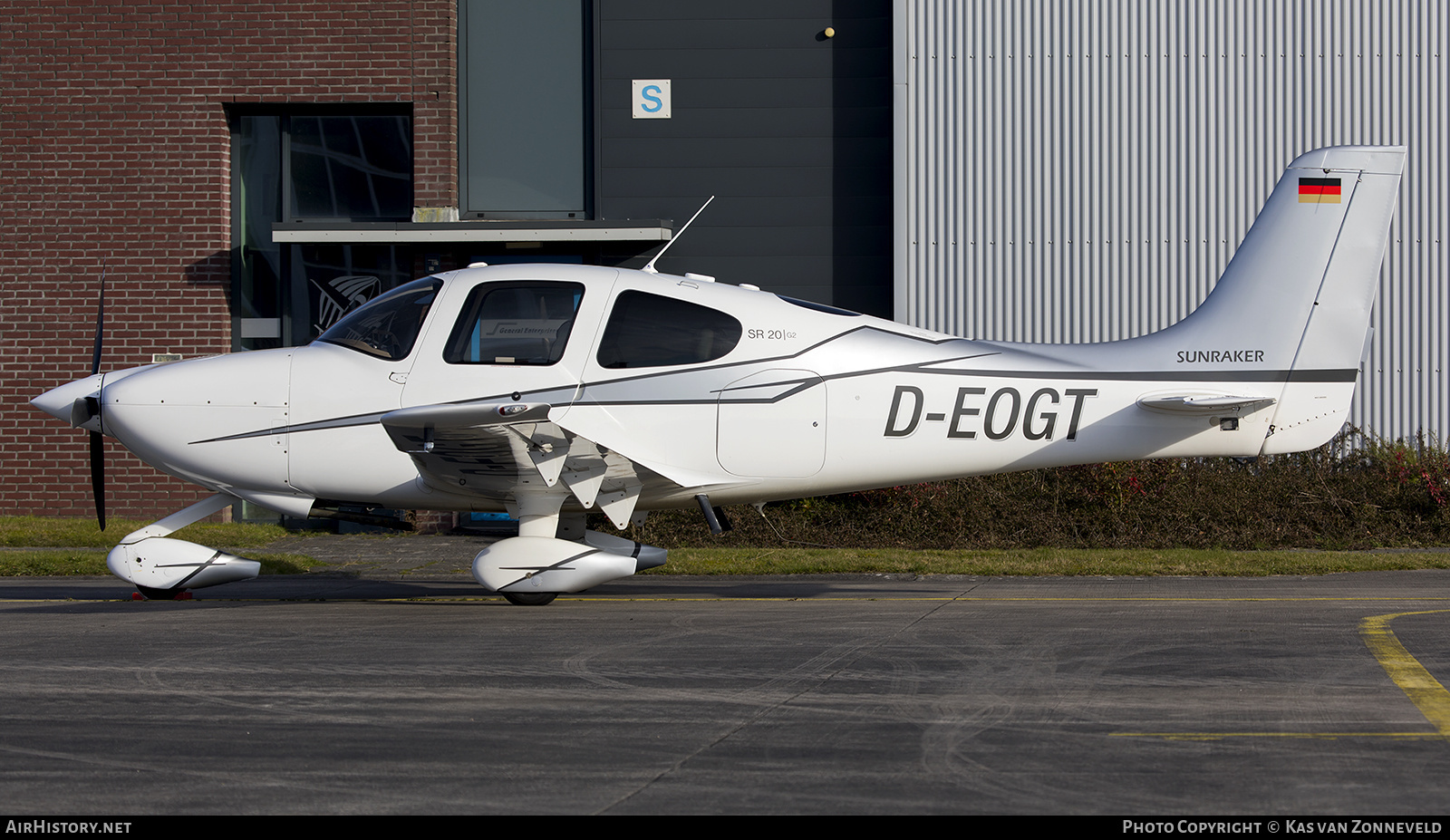 Aircraft Photo of D-EOGT | Cirrus SR-20 G2 | AirHistory.net #256158