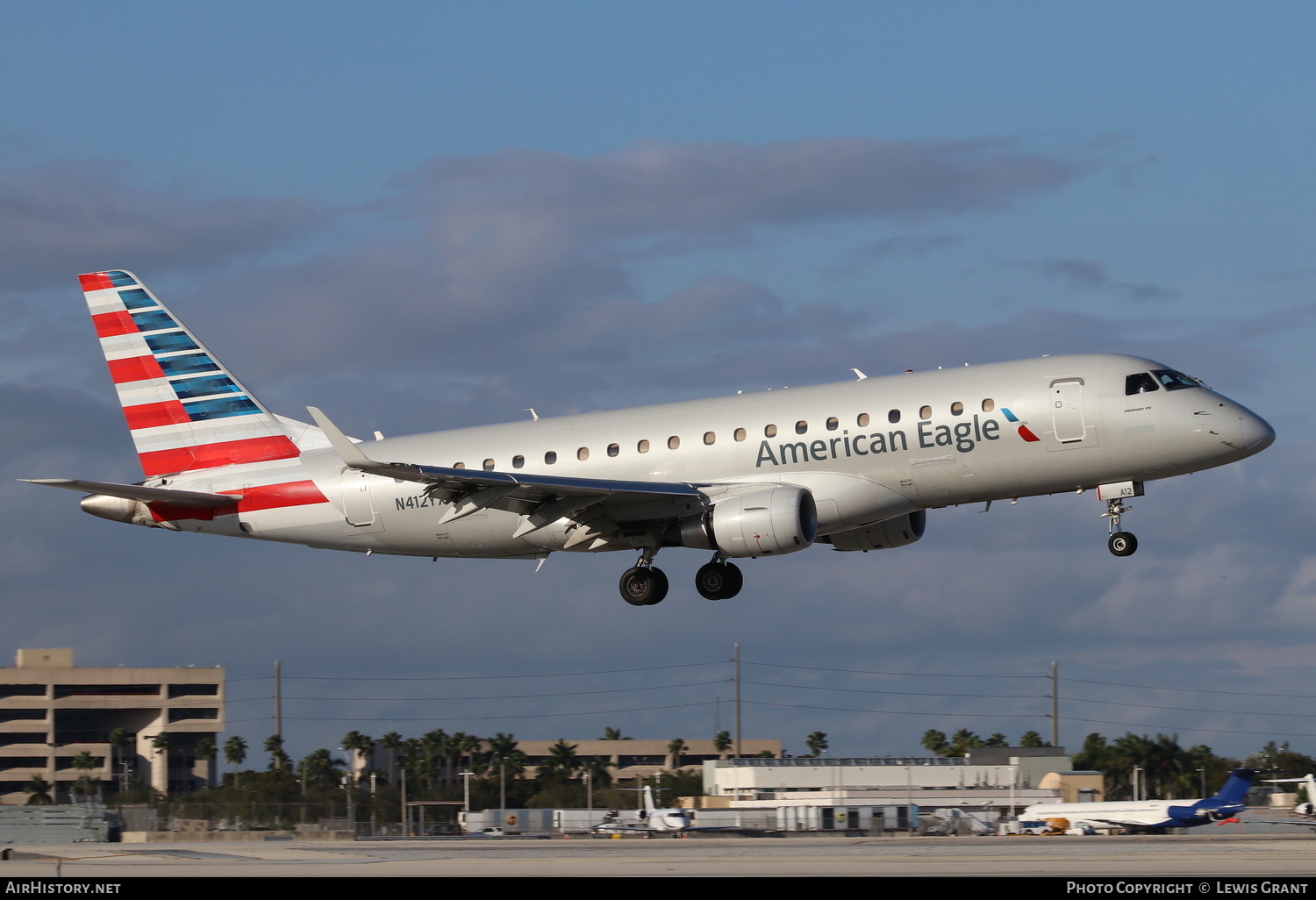 Aircraft Photo of N412YX | Embraer 175LR (ERJ-170-200LR) | American Eagle | AirHistory.net #256243