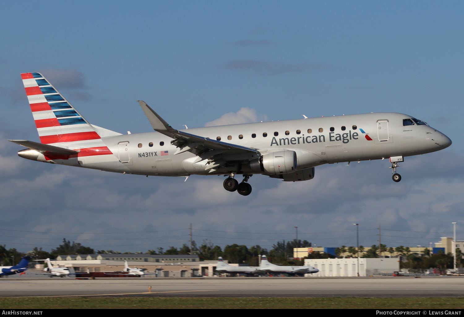 Aircraft Photo of N431YX | Embraer 175LR (ERJ-170-200LR) | American Eagle | AirHistory.net #256246