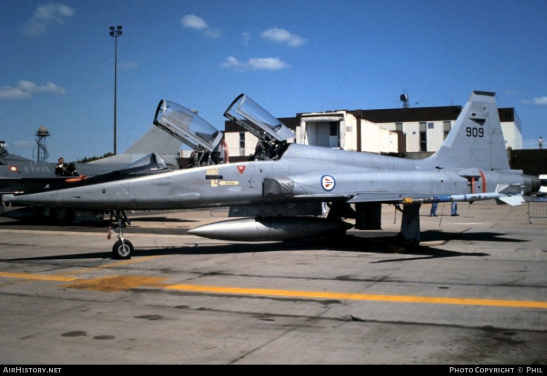 Aircraft Photo of 909 | Northrop F-5B Freedom Fighter | Norway - Air Force | AirHistory.net #257485