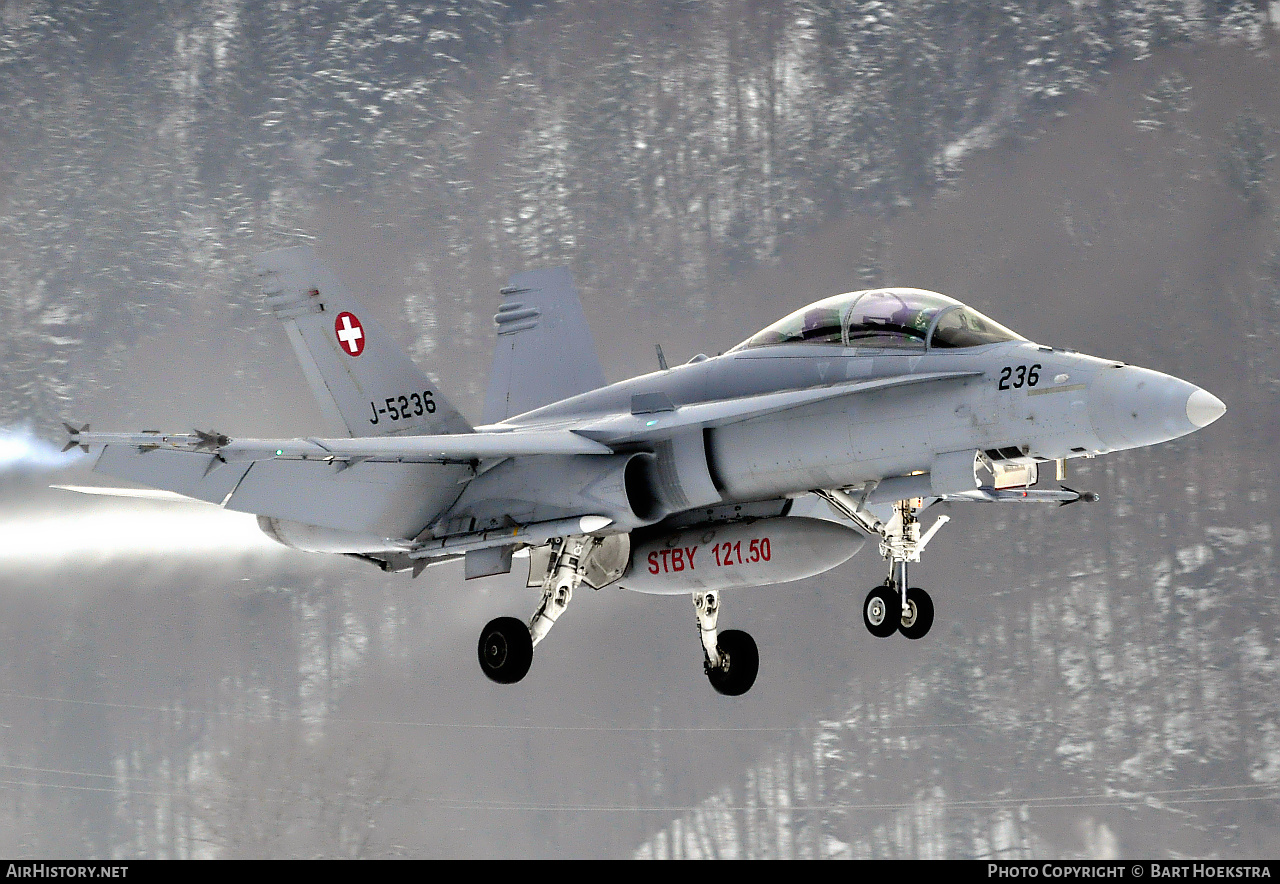 Aircraft Photo of J-5236 | McDonnell Douglas F/A-18D Hornet | Switzerland - Air Force | AirHistory.net #257645