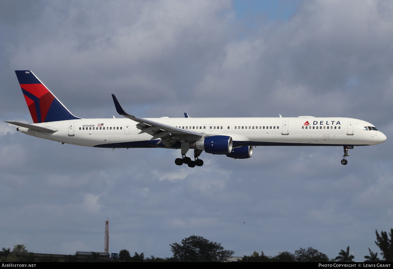 Aircraft Photo of N586NW | Boeing 757-351 | Delta Air Lines | AirHistory.net #257978