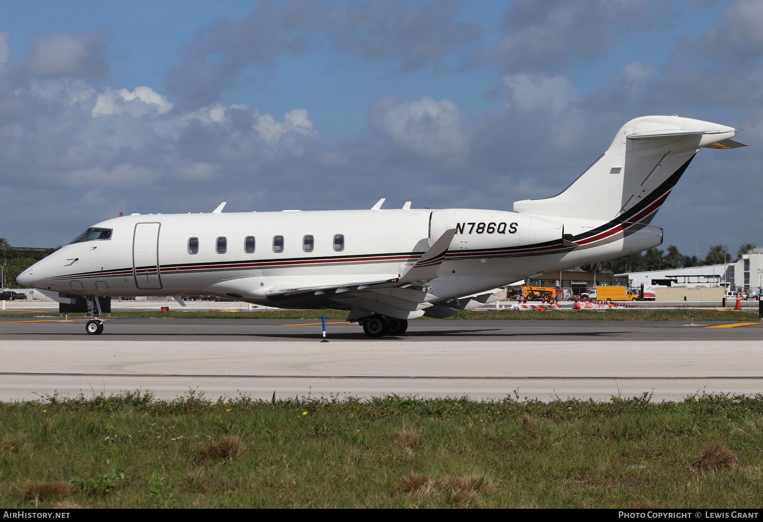Aircraft Photo of N786QS | Bombardier Challenger 350 (BD-100-1A10) | AirHistory.net #258001