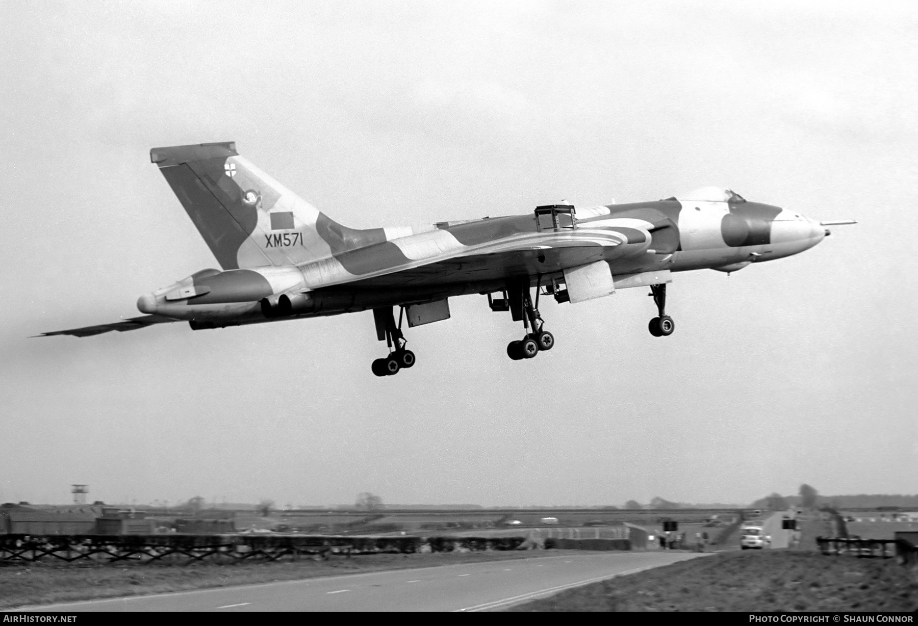 Aircraft Photo of XM571 | Avro 698 Vulcan B.2 | UK - Air Force | AirHistory.net #258032