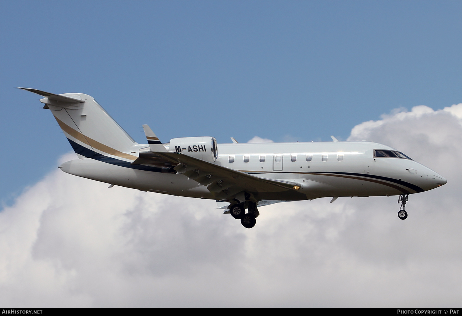 Aircraft Photo of M-ASHI | Bombardier Challenger 605 (CL-600-2B16) | AirHistory.net #259638