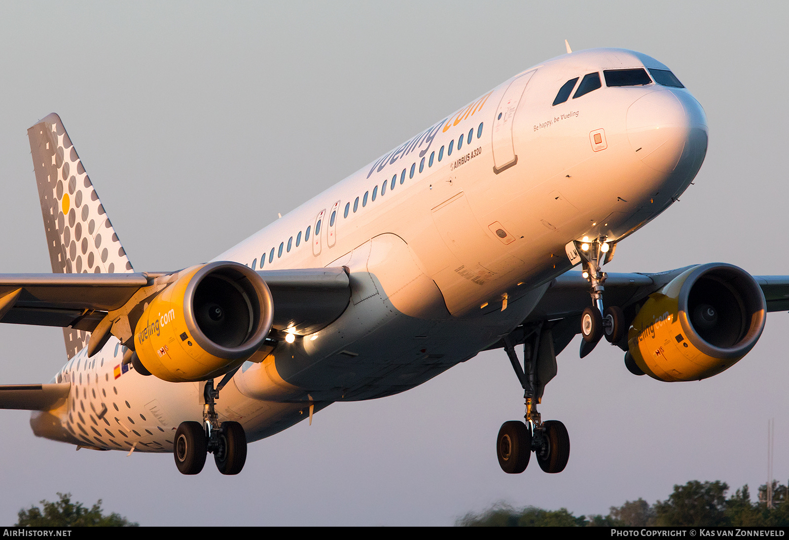 Aircraft Photo of EC-LLM | Airbus A320-214 | Vueling Airlines | AirHistory.net #260427