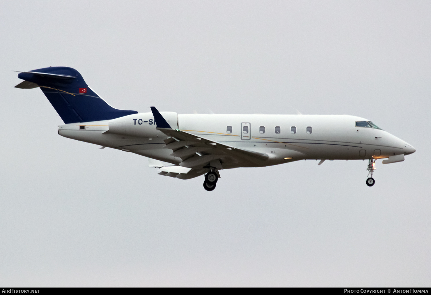 Aircraft Photo of TC-SPL | Bombardier Challenger 300 (BD-100-1A10) | AirHistory.net #261736