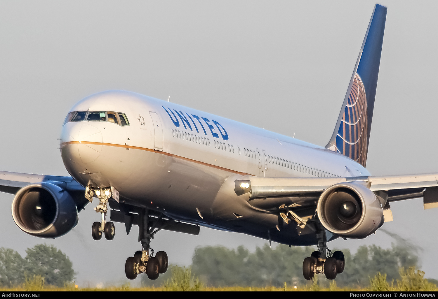 Aircraft Photo of N677UA | Boeing 767-322/ER | United Airlines | AirHistory.net #261846