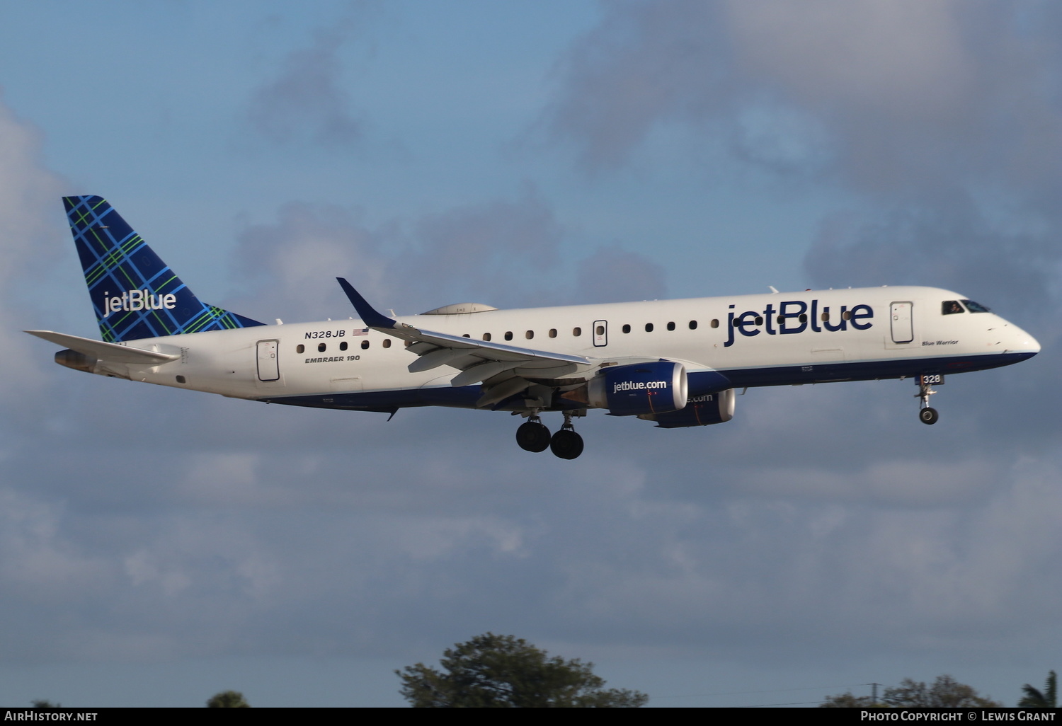 Aircraft Photo of N328JB | Embraer 190AR (ERJ-190-100IGW) | JetBlue Airways | AirHistory.net #262206