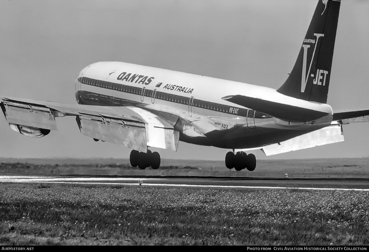 Aircraft Photo of VH-EAC | Boeing 707-338C | Qantas | AirHistory.net #262504