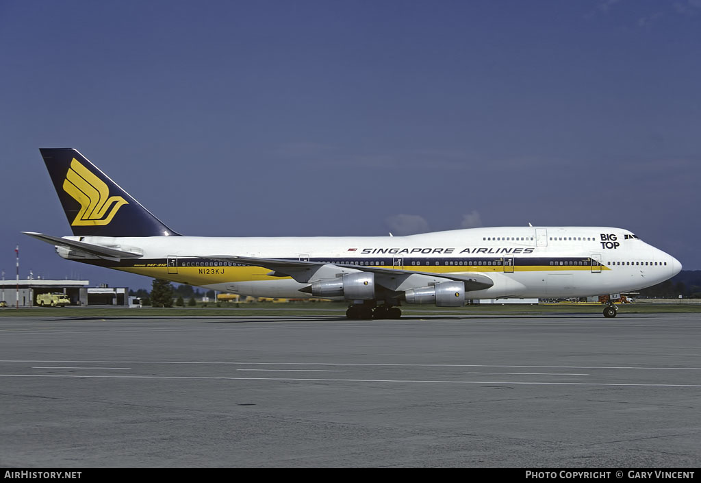 Aircraft Photo of N123KJ | Boeing 747-312 | Singapore Airlines | AirHistory.net #262702