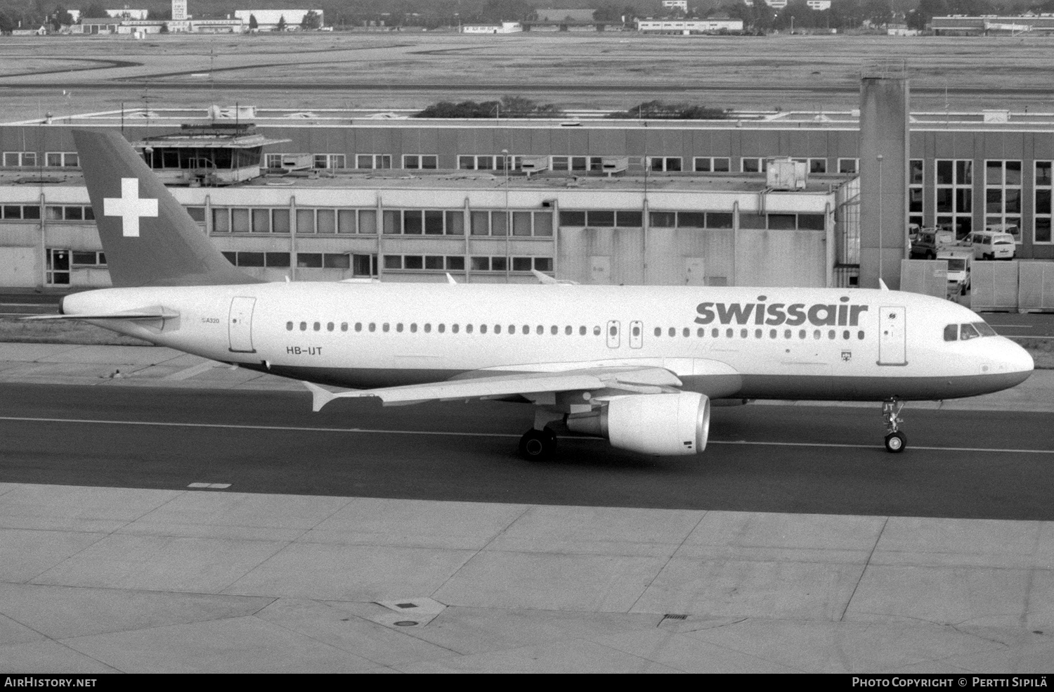 Aircraft Photo of HB-IJT | Airbus A320-214 | Swissair | AirHistory.net #262803