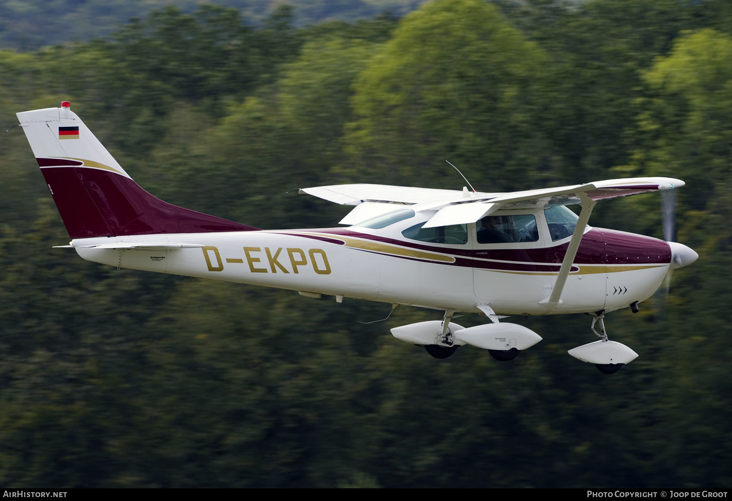 Aircraft Photo of D-EKPO | Cessna 182J Skylane | AirHistory.net #263574