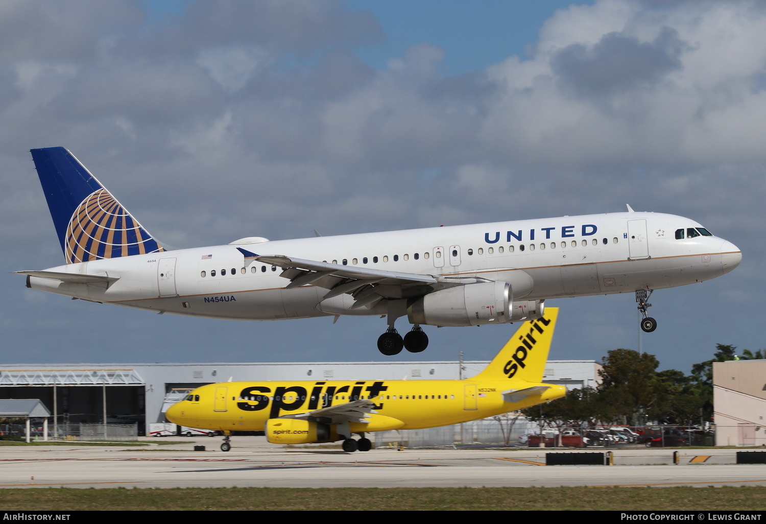 Aircraft Photo of N454UA | Airbus A320-232 | United Airlines | AirHistory.net #264499