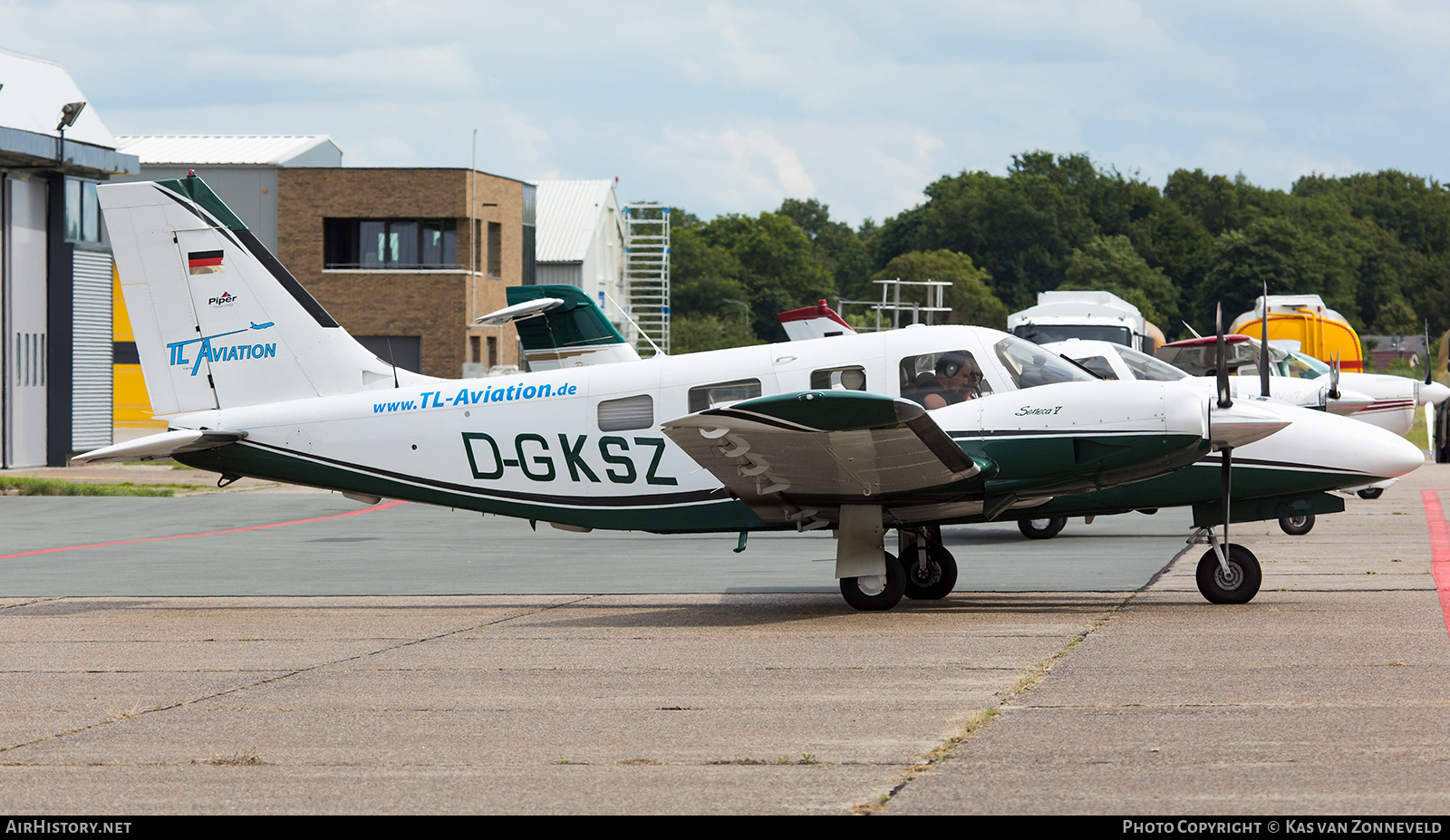 Aircraft Photo of D-GKSZ | Piper PA-34-220T Seneca V | TL Aviation | AirHistory.net #265522