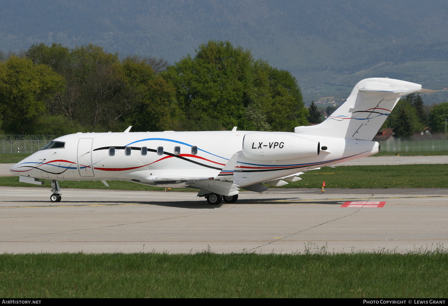 Aircraft Photo of LX-VPG | Bombardier Challenger 300 (BD-100-1A10) | AirHistory.net #266264