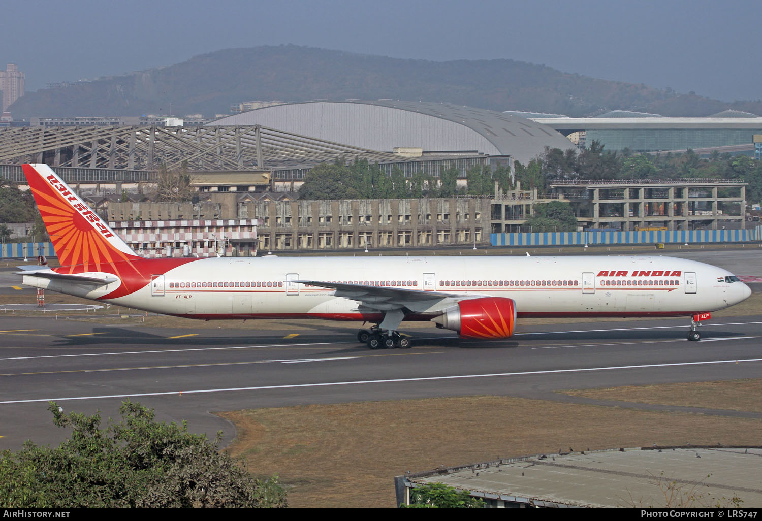 Aircraft Photo of VT-ALP | Boeing 777-337/ER | Air India | AirHistory.net #266287