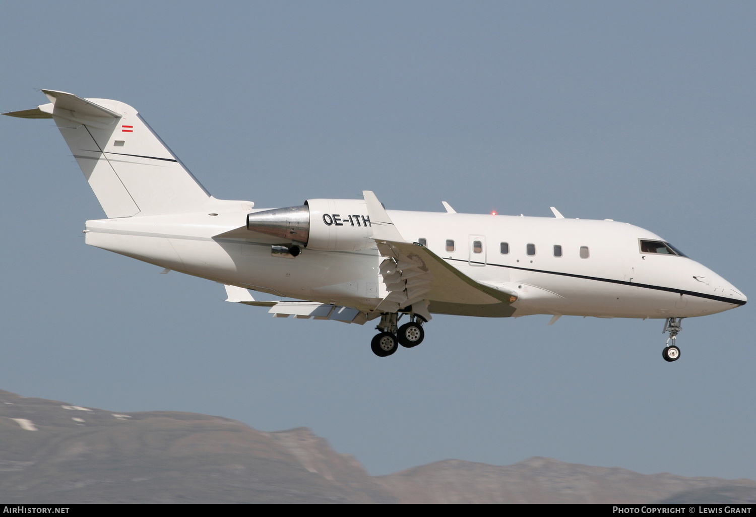 Aircraft Photo of OE-ITH | Bombardier Challenger 604 (CL-600-2B16) | AirHistory.net #266311