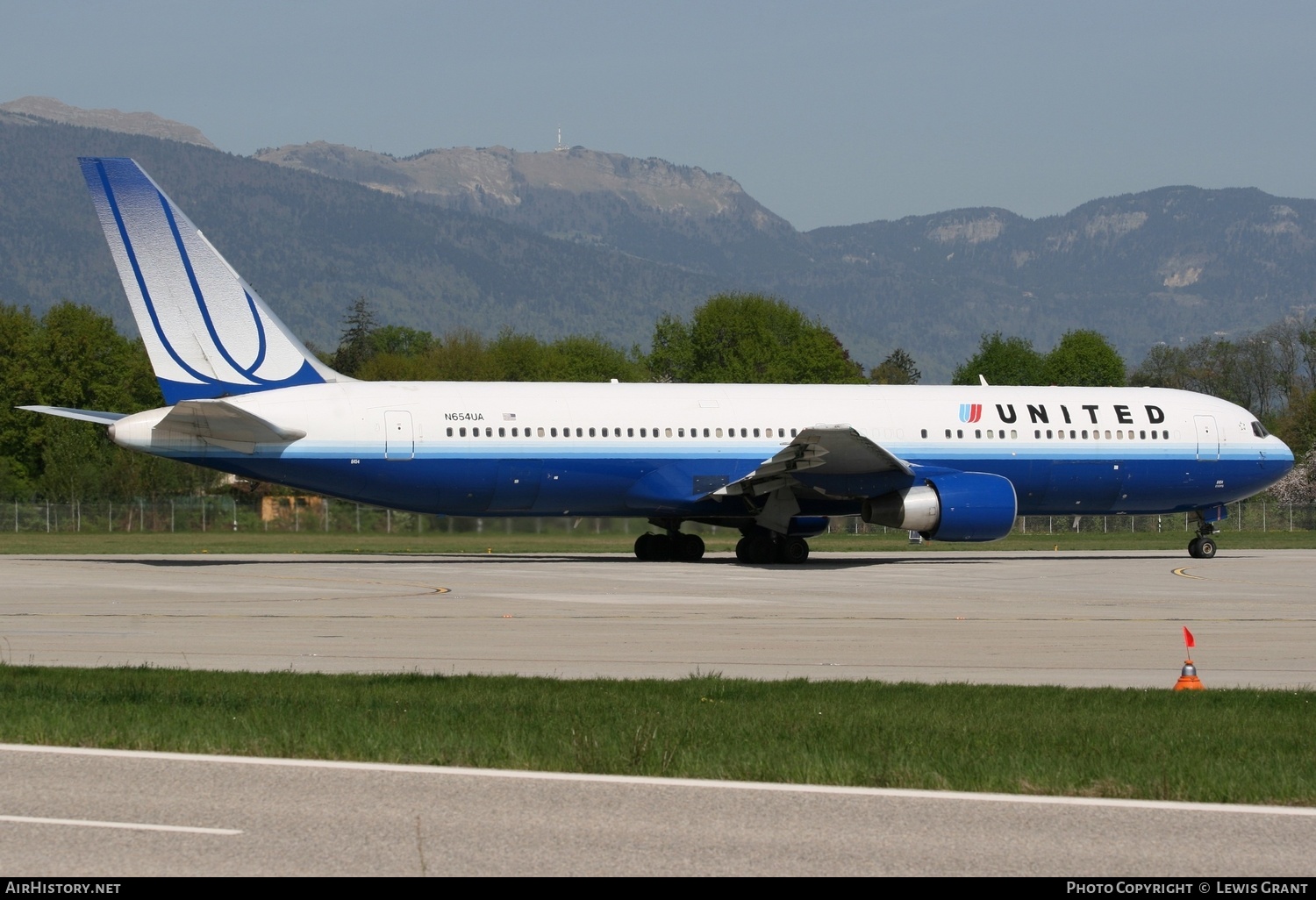 Aircraft Photo of N654UA | Boeing 767-322/ER | United Airlines | AirHistory.net #266481