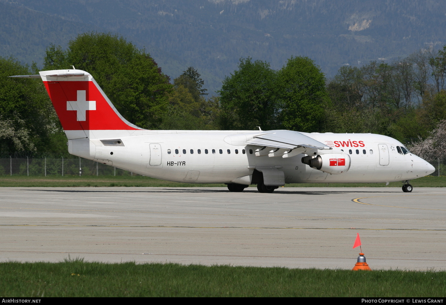 Aircraft Photo of HB-IYR | BAE Systems Avro 146-RJ100 | Swiss International Air Lines | AirHistory.net #267438