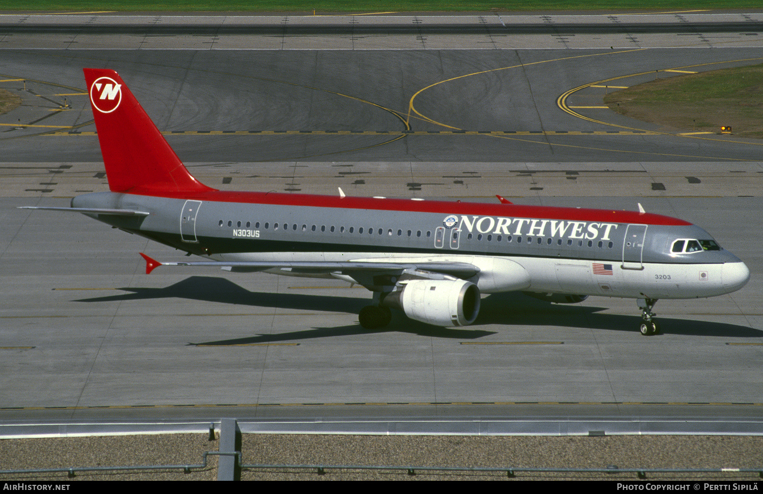 Aircraft Photo of N303US | Airbus A320-211 | Northwest Airlines | AirHistory.net #267447