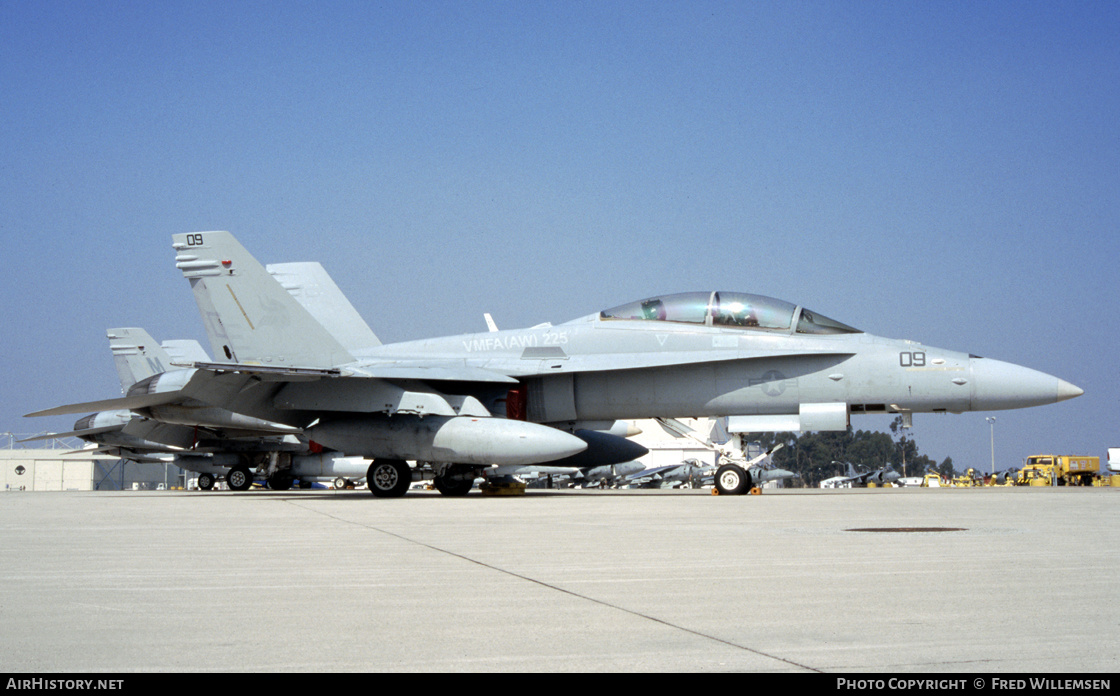 Aircraft Photo of 165687 | McDonnell Douglas F/A-18D Hornet | USA - Marines | AirHistory.net #268351