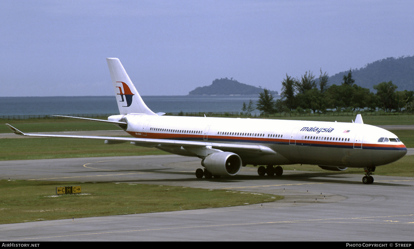 Aircraft Photo of 9M-MKH | Airbus A330-322 | Malaysia Airlines | AirHistory.net #269255
