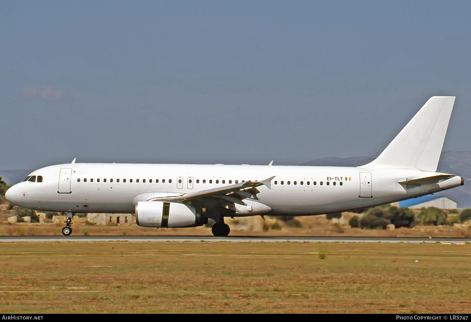 Aircraft Photo of EI-TLT | Airbus A320-231 | TransAer International Airlines | AirHistory.net #269318