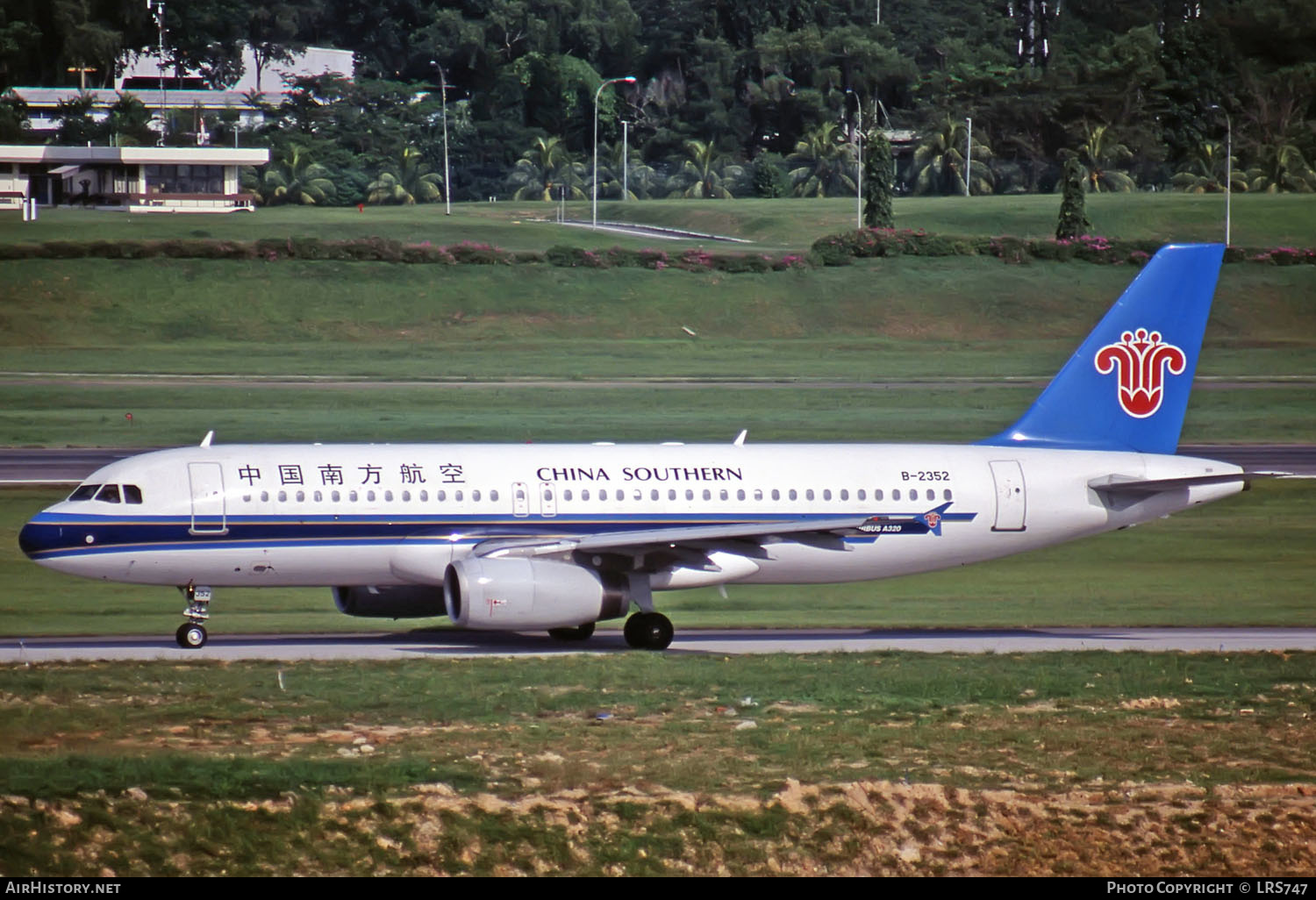 Aircraft Photo of B-2352 | Airbus A320-232 | China Southern Airlines | AirHistory.net #269334