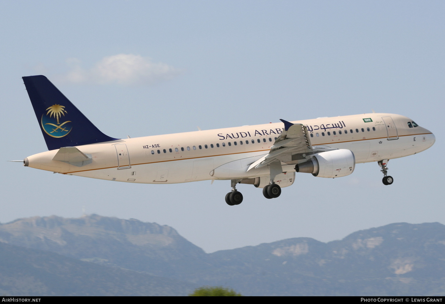 Aircraft Photo of HZ-ASE | Airbus A320-214 | Saudi Arabian Airlines | AirHistory.net #269512