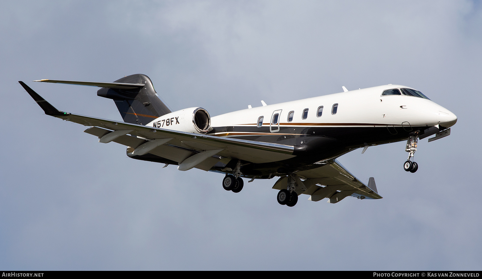 Aircraft Photo of N578FX | Bombardier Challenger 350 (BD-100-1A10) | AirHistory.net #270602