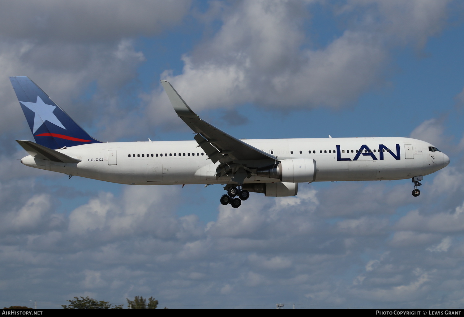 Aircraft Photo of CC-CXJ | Boeing 767-316/ER | LAN Airlines - Línea Aérea Nacional | AirHistory.net #271734