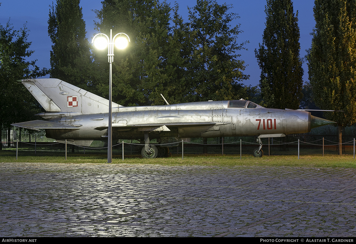 Aircraft Photo of 7101 | Mikoyan-Gurevich MiG-21PFM | Poland - Air Force | AirHistory.net #271800