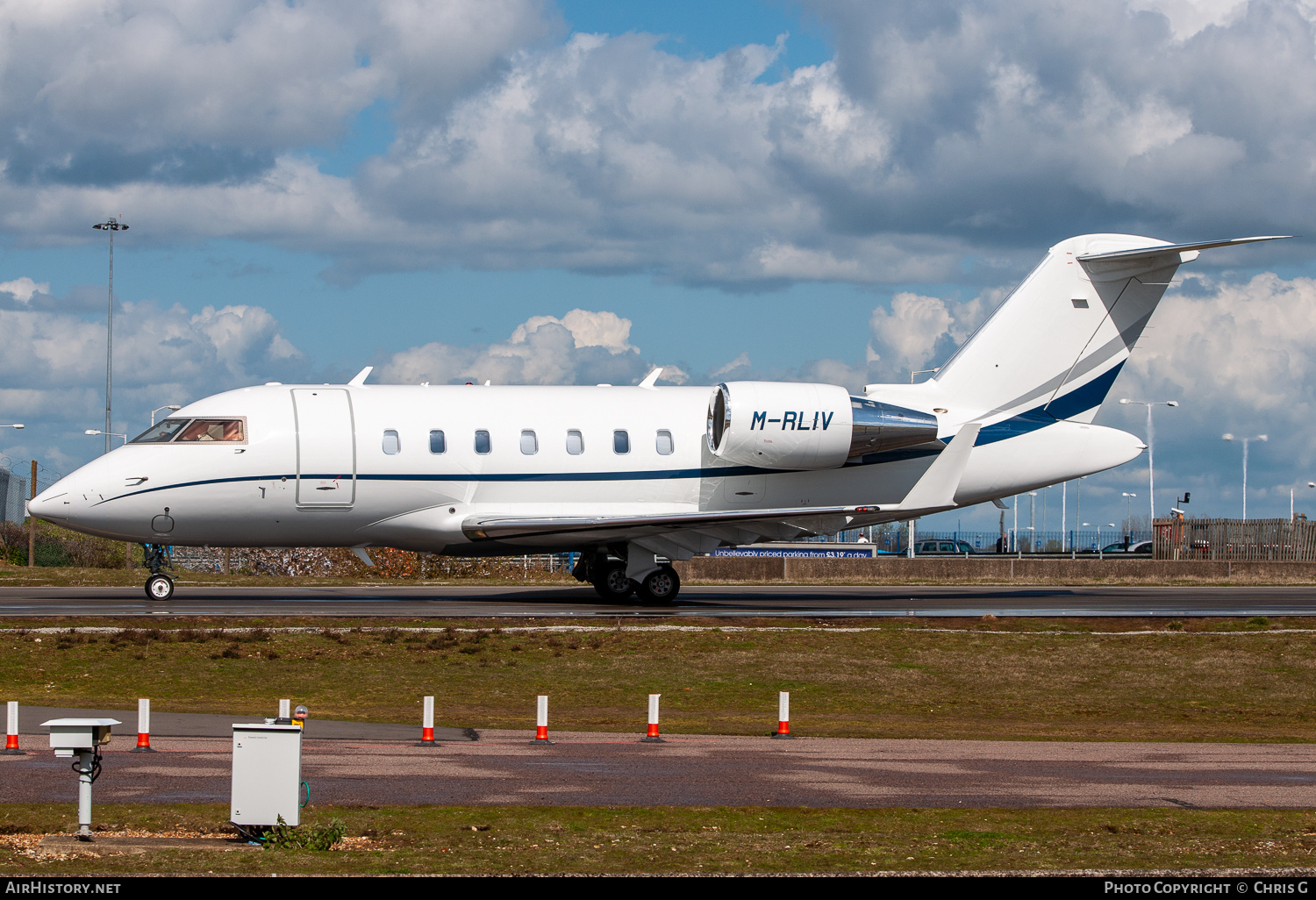 Aircraft Photo of M-RLIV | Bombardier Challenger 605 (CL-600-2B16) | AirHistory.net #272110