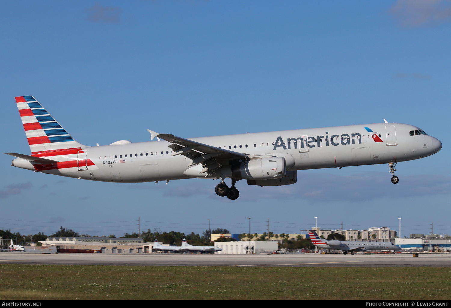 Aircraft Photo of N982VJ | Airbus A321-231 | American Airlines | AirHistory.net #272702