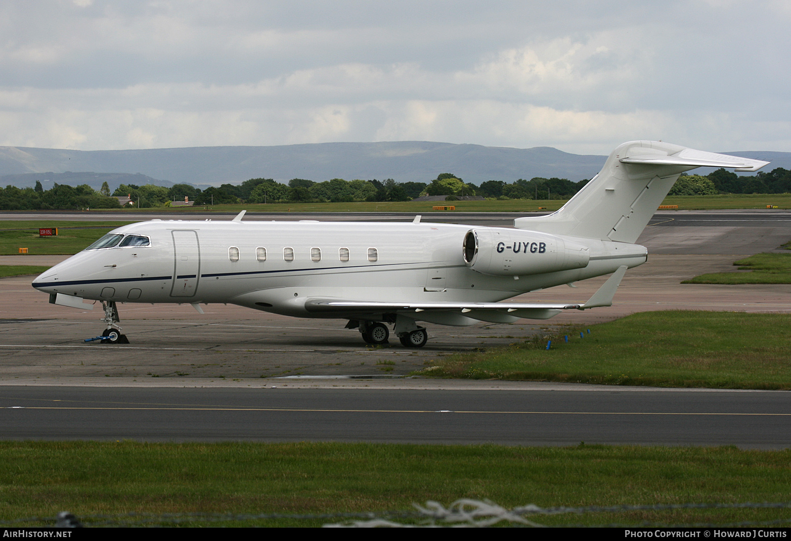 Aircraft Photo of G-UYGB | Bombardier Challenger 300 (BD-100-1A10) | AirHistory.net #274423
